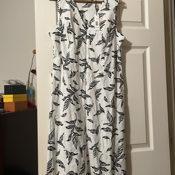 Tahari linen black white leaf crop jumpsuit with belt - Picture 3 of 5